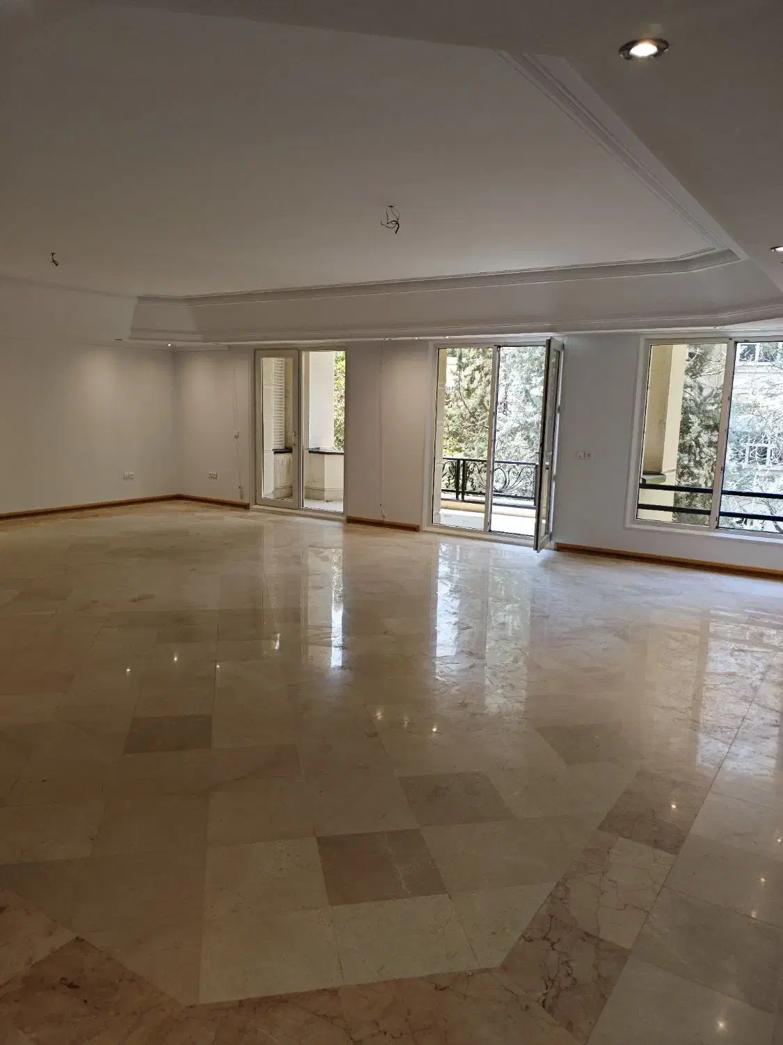 ۳۳۰متر کم واحد سالن و‌نشیمن مجزا