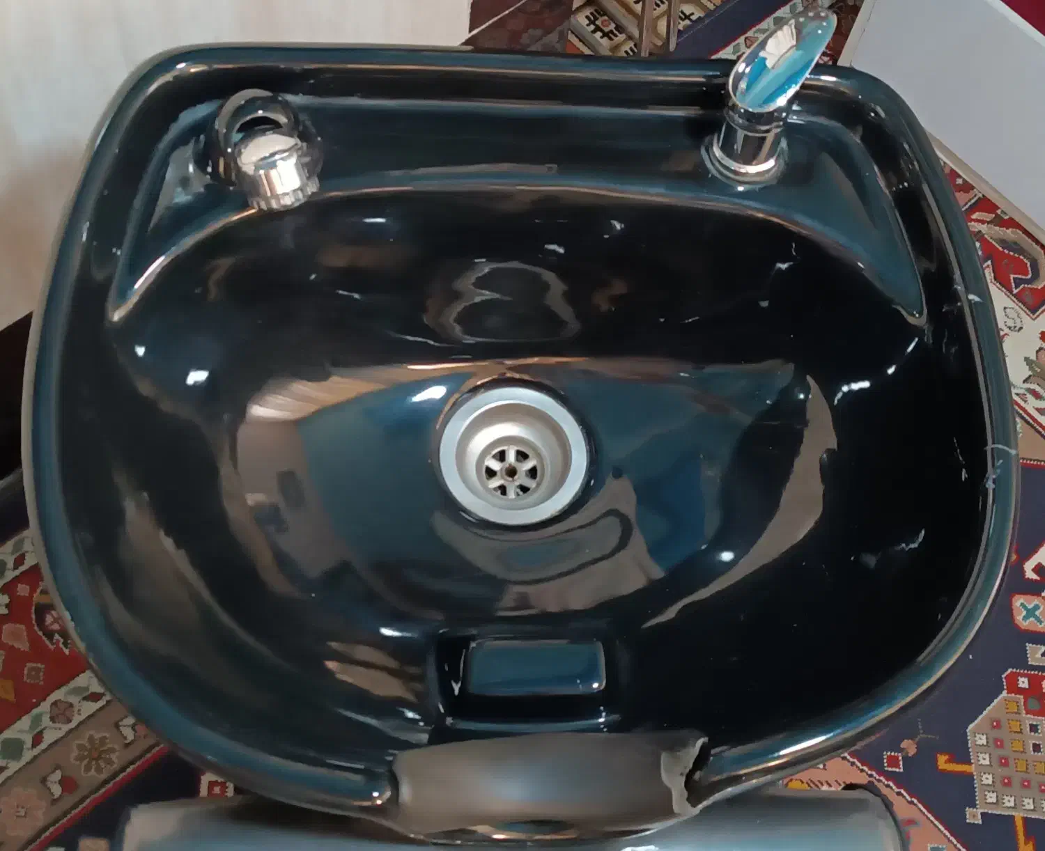 یک عدد صندلی سرشور آرایشگاه|آرایشگاه و سالن‌های زیبایی|مشهد, انقلاب|دیوار