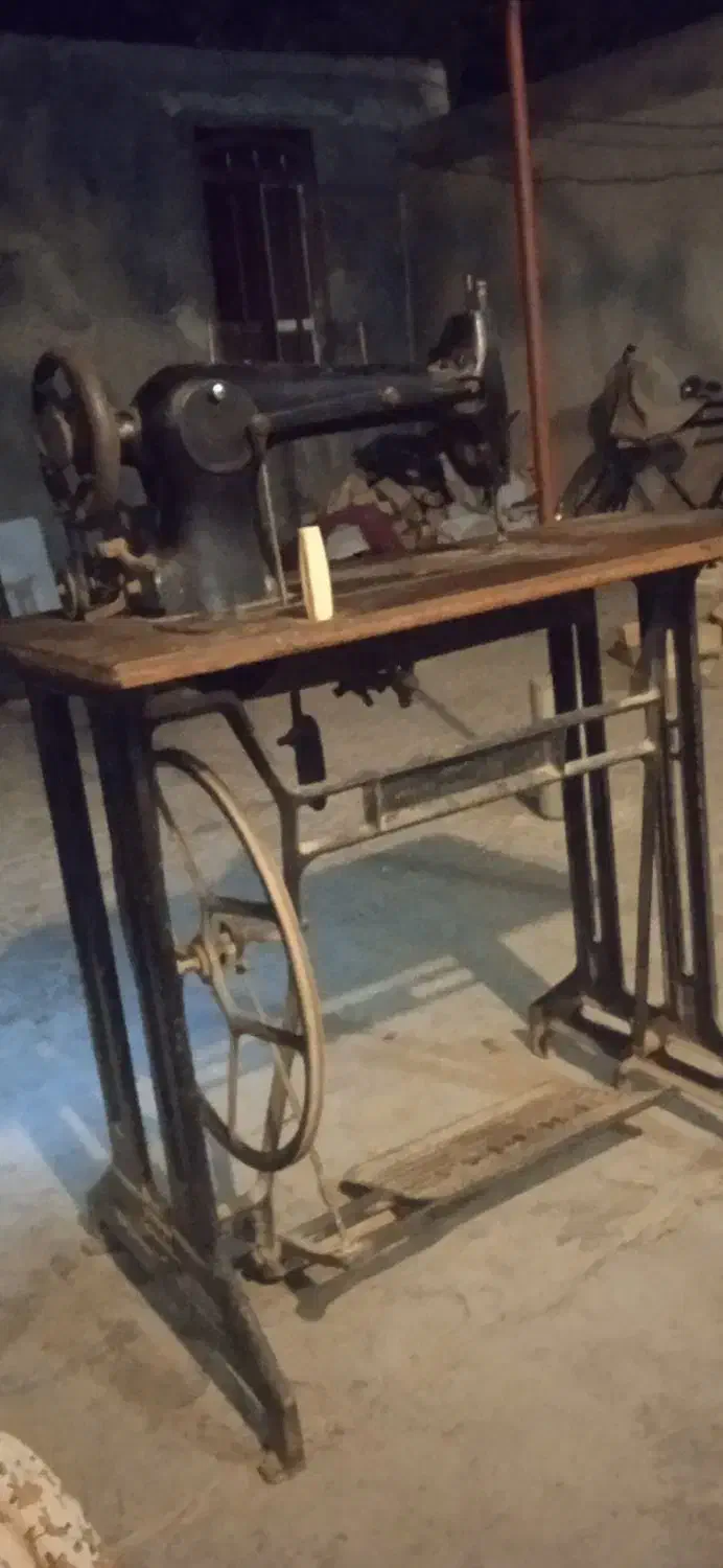 چرخ خیاطی پایه دار سینگر عتیقه قدیمی|چرخ خیاطی و ریسندگی|نهاوند, |دیوار