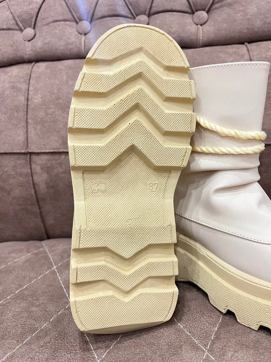 نیم بوت کفش|کیف، کفش، کمربند|رشت, یخسازی|دیوار