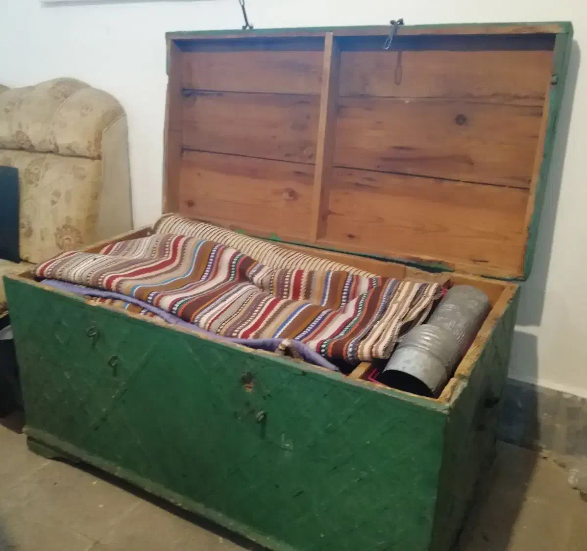 صندوق چوبی بزرگ قدیمی|کلکسیون اشیاء عتیقه|اردبیل, |دیوار