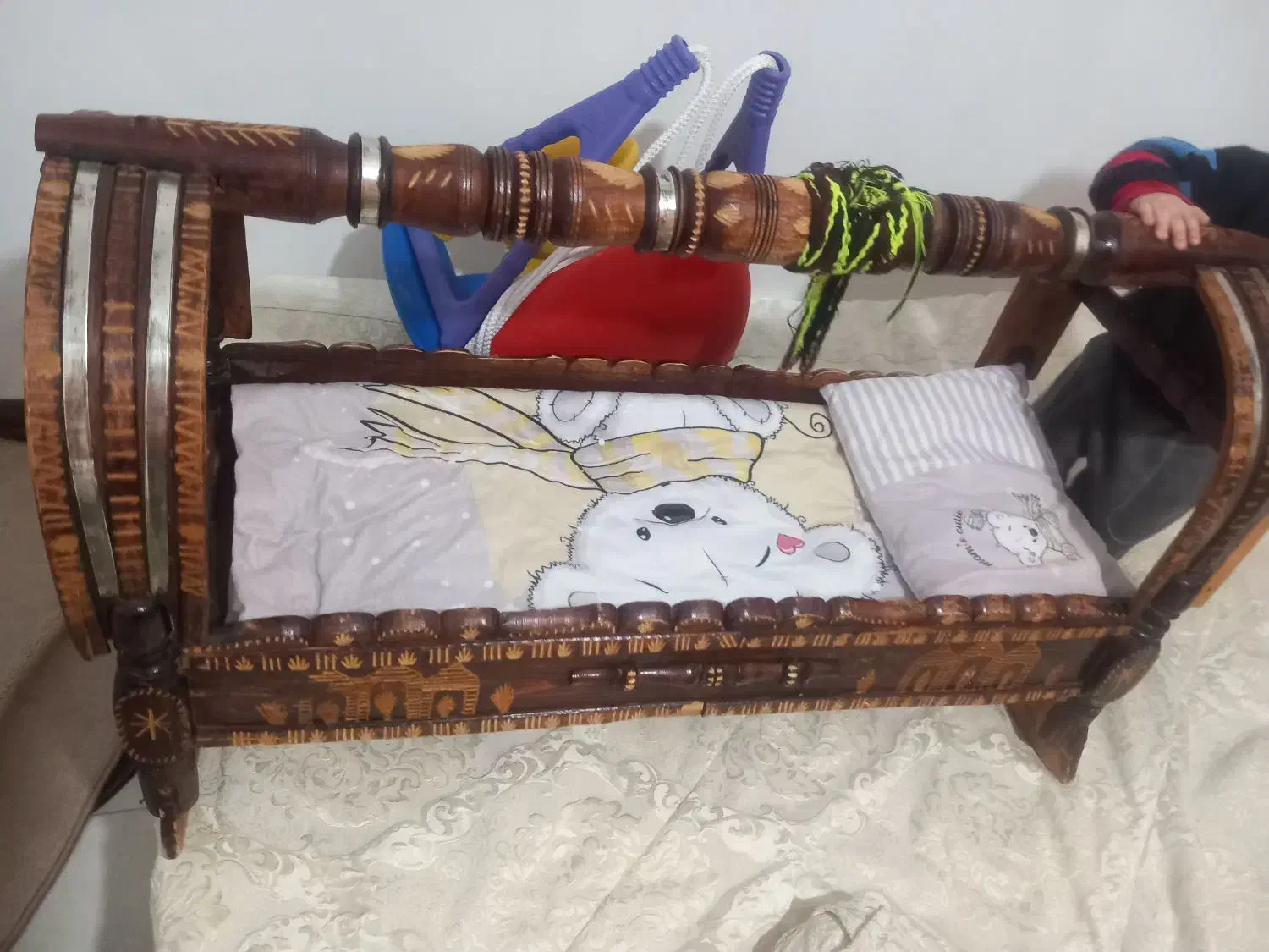 گهواره سنتی|تخت و صندلی بچه|بومهن, |دیوار