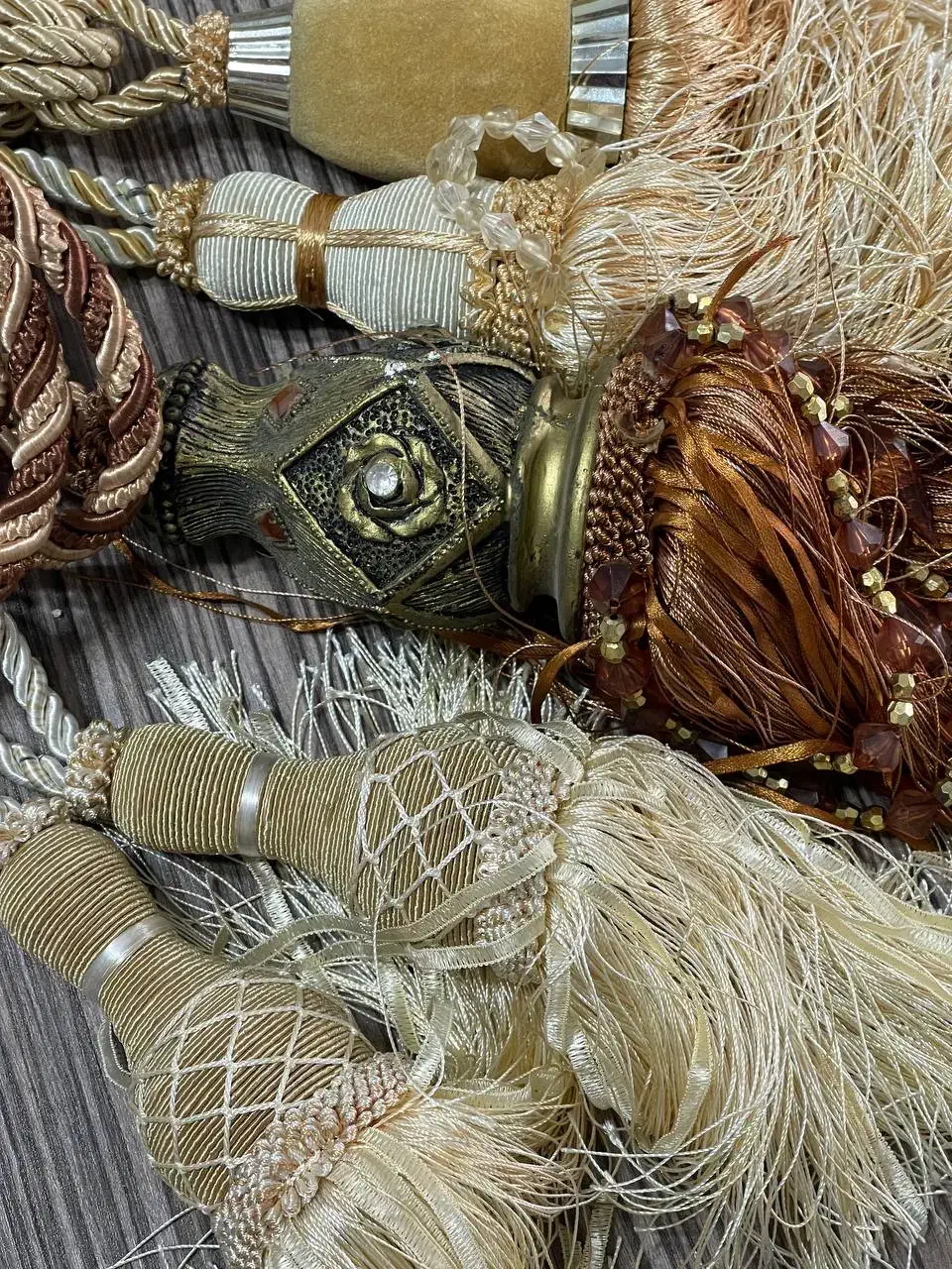 پرده جمع کن های زیبا و یک گلمیخ طلایی|پرده، رانر، رومیزی|رضوانشهر, |دیوار