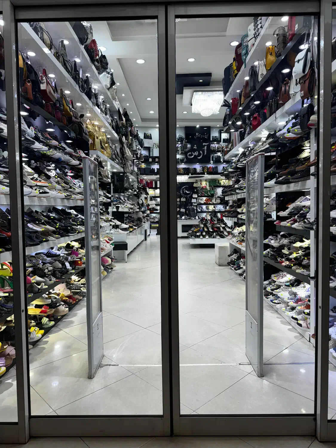 استخدام فروشنده مغازه کیف کفش|استخدام بازاریابی و فروش|میاندوآب, |دیوار