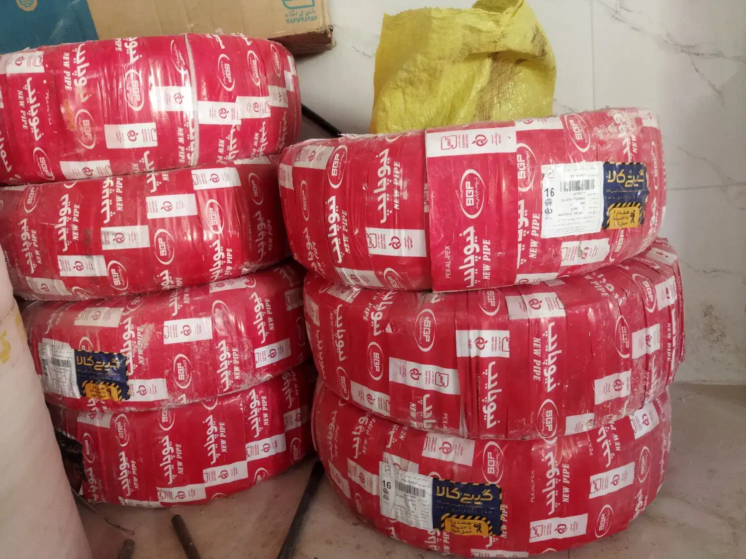 لوله نیوپایپ 5 لایه 16 و مقداری فوم عایق|مصالح و تجهیزات ساختمان|لردگان, |دیوار