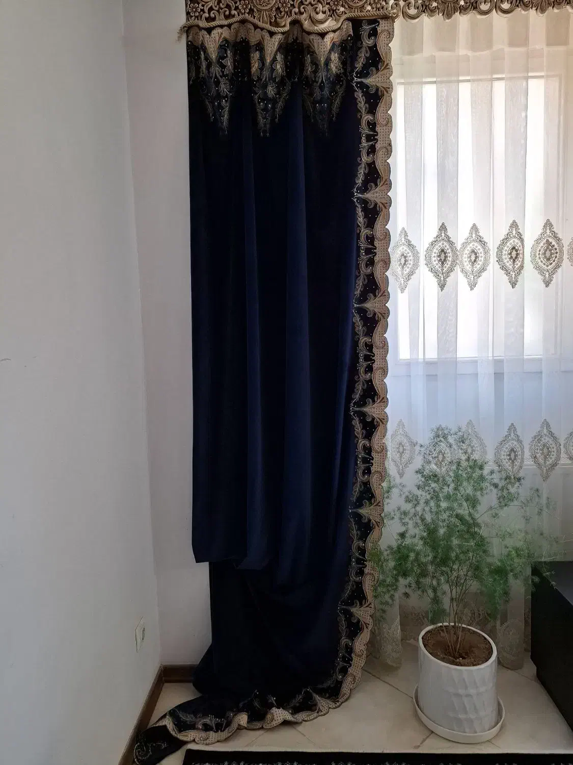 دکور پرده مخمل دو عدد آبی درباری درحد نو|پرده، رانر، رومیزی|شاهین‌شهر, مسکن مهر|دیوار
