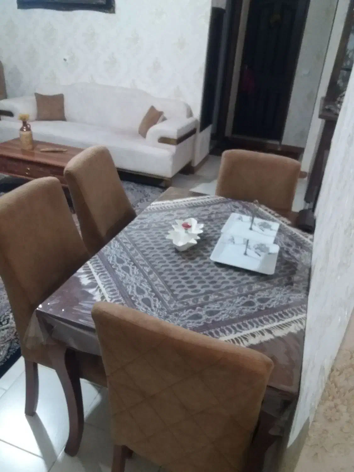 مبلمان ۷نفره بهمراه میزنهارخوری ۴نفره|مبلمان خانگی و میز عسلی|رشت, پل تالشان|دیوار