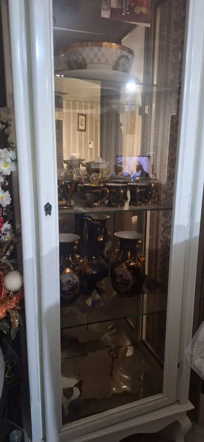 یک عدد میز تلویزن کرم رنگ بابوفه سفید|میز تلویزیون|الوند, |دیوار