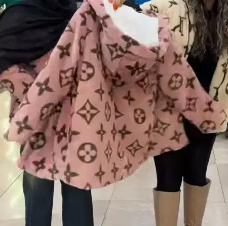 کاپشن|لباس|میانه, |دیوار