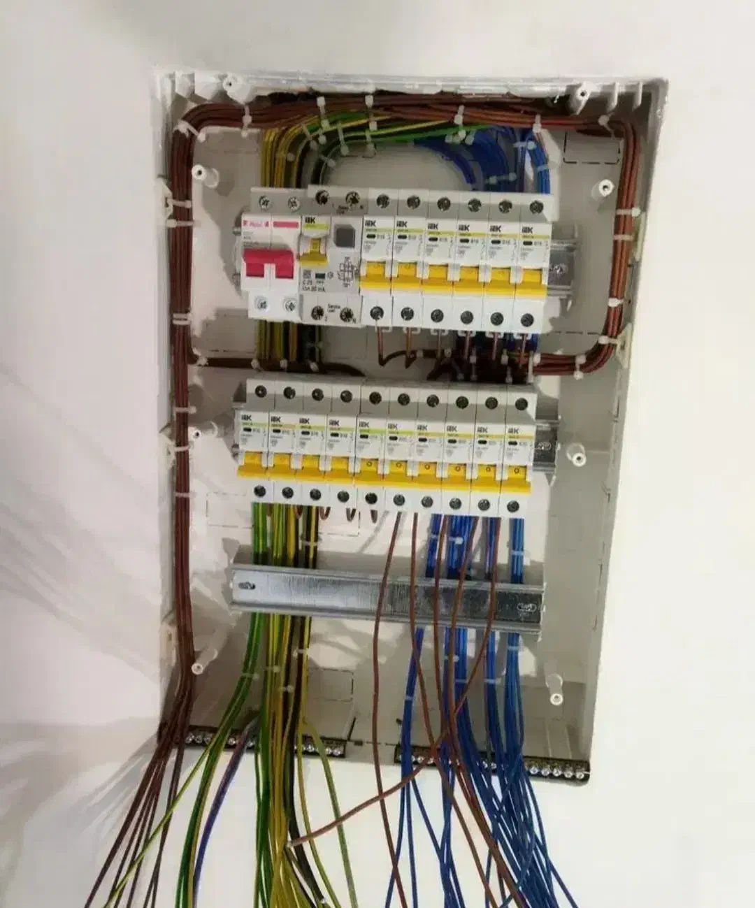 برقکشی برقکار  نصب دوربین|خدمات پیشه و مهارت|دزفول, |دیوار