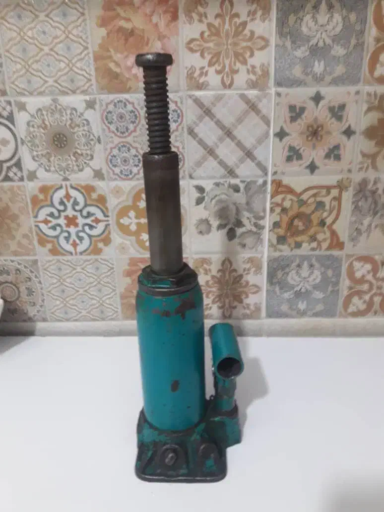 جک روغنی نیسان و وانت|قطعات یدکی و لوازم جانبی|رشت, منظریه|دیوار