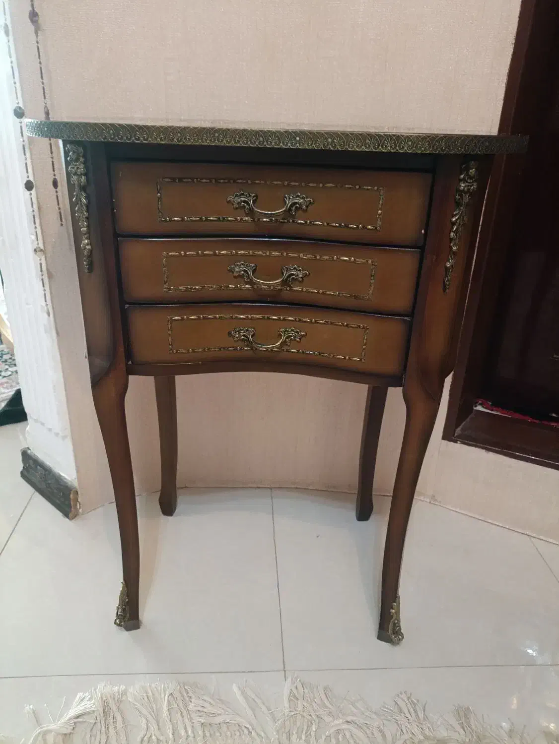 گل و میز کنار سالن زیبا|میز تلفن|نیشابور, هفده شهریور|دیوار