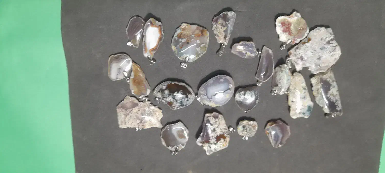 فروش نگین و گردنبند وسنگ راف به قیمت عمده|جواهرات|اصفهان, تخت فولاد|دیوار