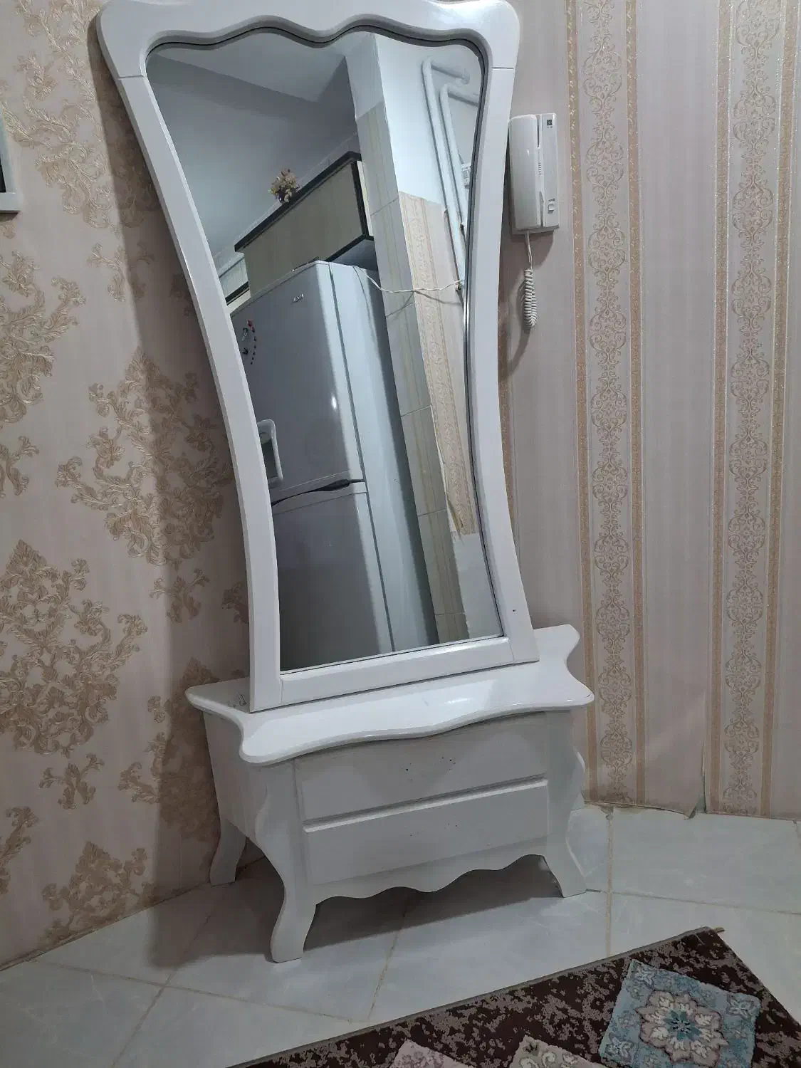 تعدادی وسیله منزل|میز تلویزیون|روانسر, |دیوار