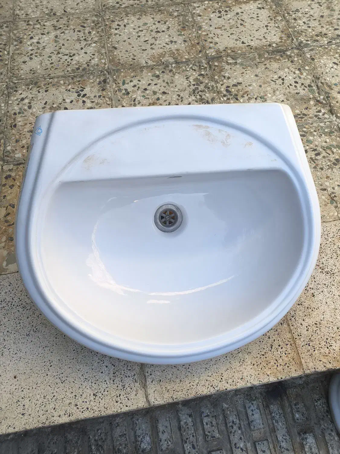 روشویی سایز بزرگ|لوازم سرویس بهداشتی|ملایر, |دیوار