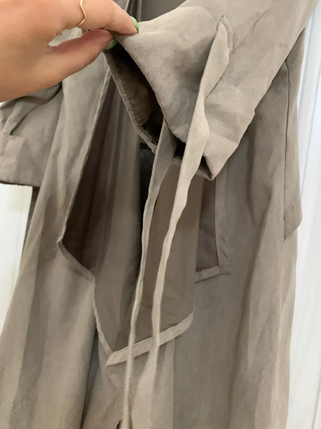 بارونی بلند|لباس|صومعه‌سرا, |دیوار