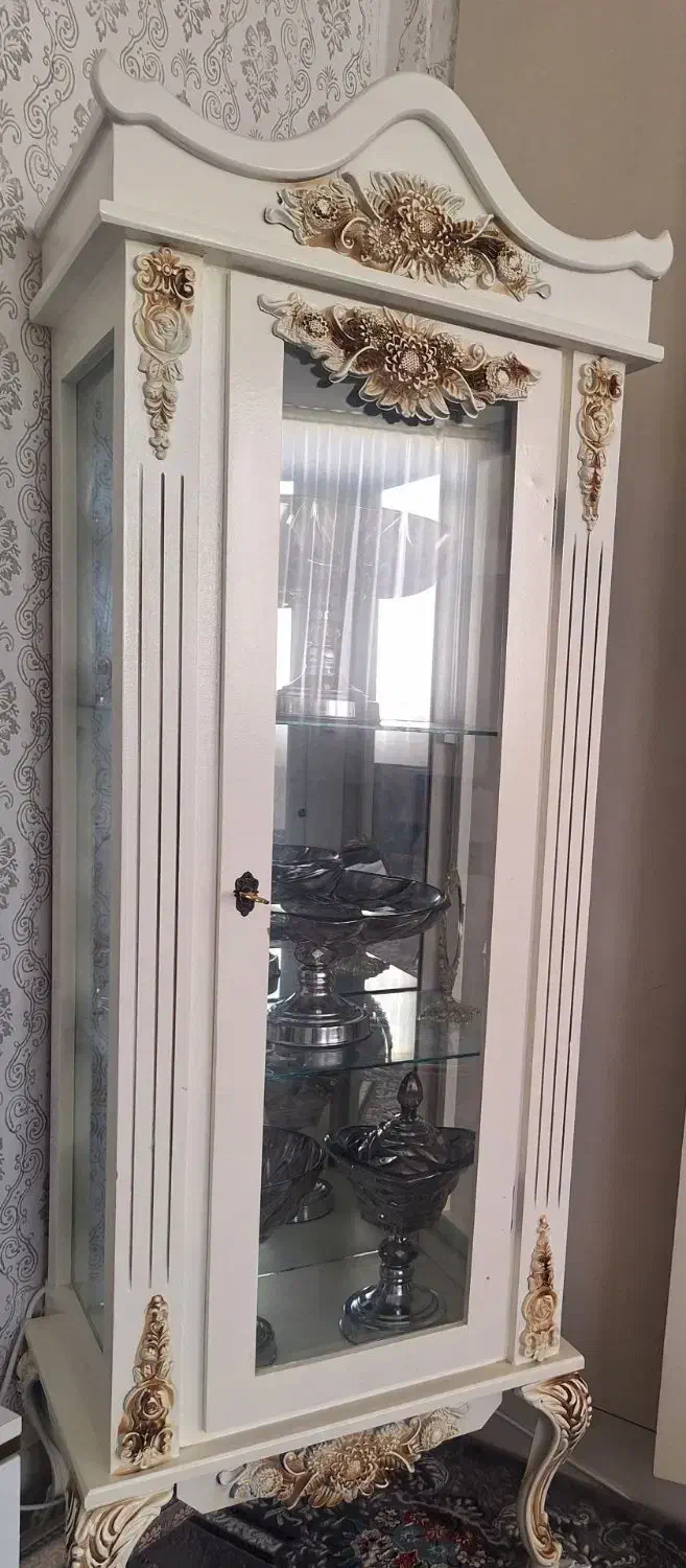 یه مینی بوفه و یه جفت پشتی|بوفه، ویترین، کنسول|مهاجران, |دیوار