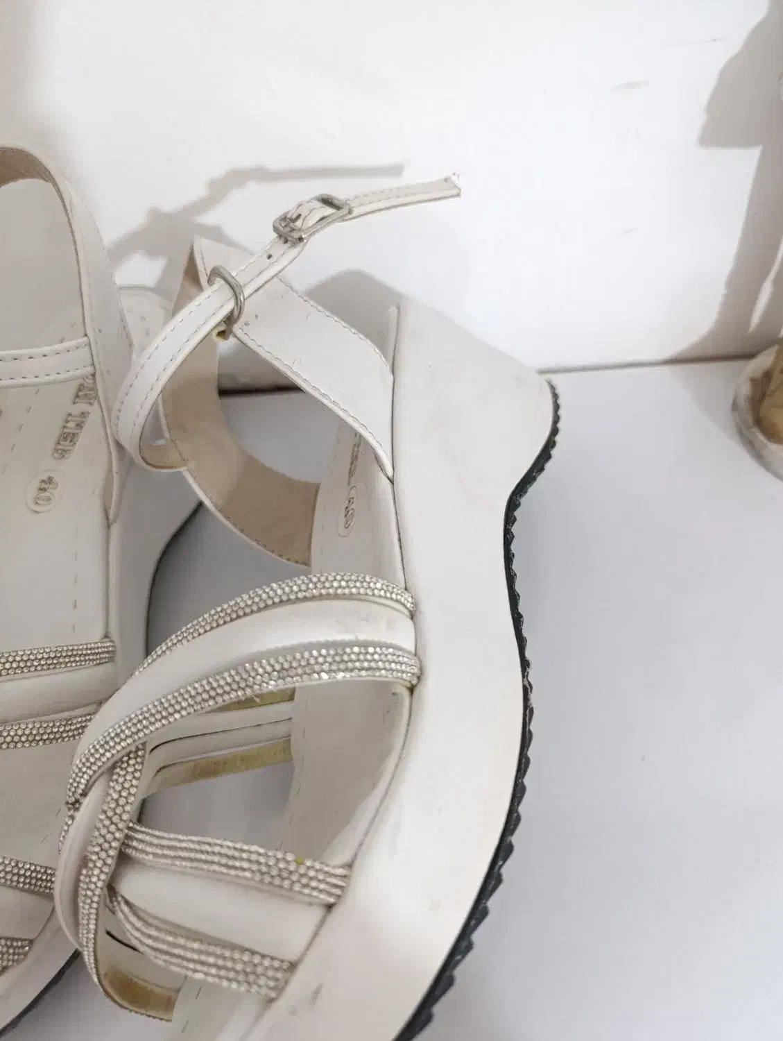 کفش مجلسی|کیف، کفش، کمربند|نیشابور, سرآب کوشک|دیوار