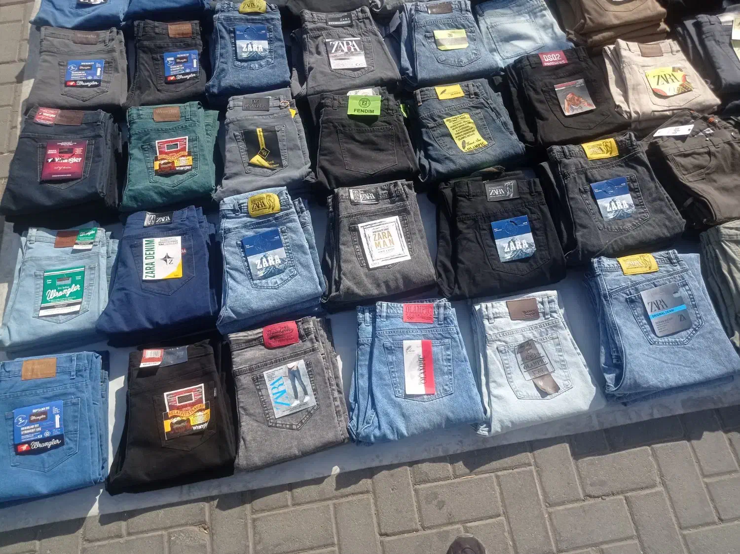 دورس شلوار لی. و اسلش|لباس|اشتهارد, |دیوار