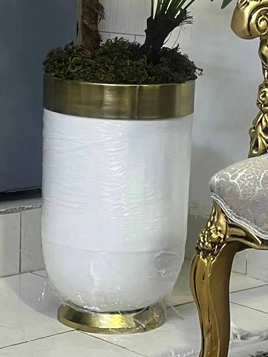 گلدون نونو یه هفتس خریدم به علت جا به جایی|گل مصنوعی|قرچک, پویینک|دیوار
