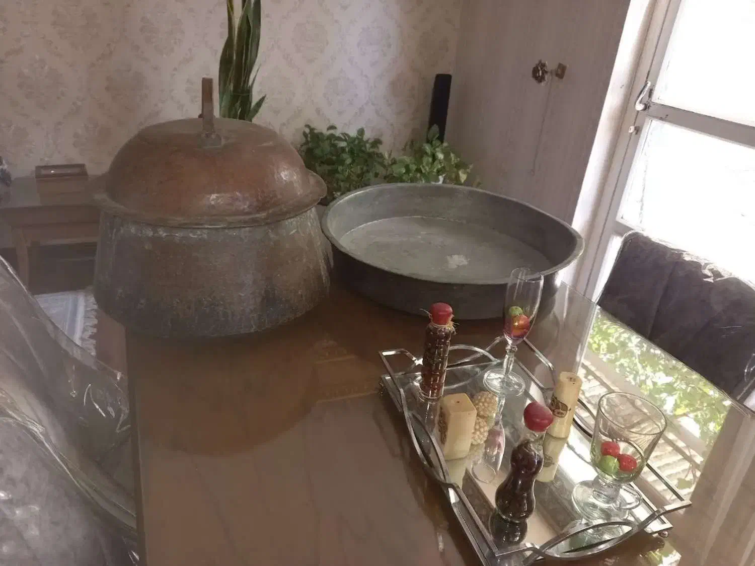 دیگ و تشت مسی|کلکسیون اشیاء عتیقه|هشتگرد, فاز ۱ مهستان|دیوار