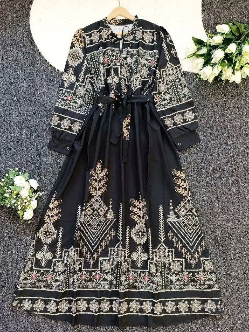 لباس|لباس|مشهد, آیت الله کاشانی|دیوار