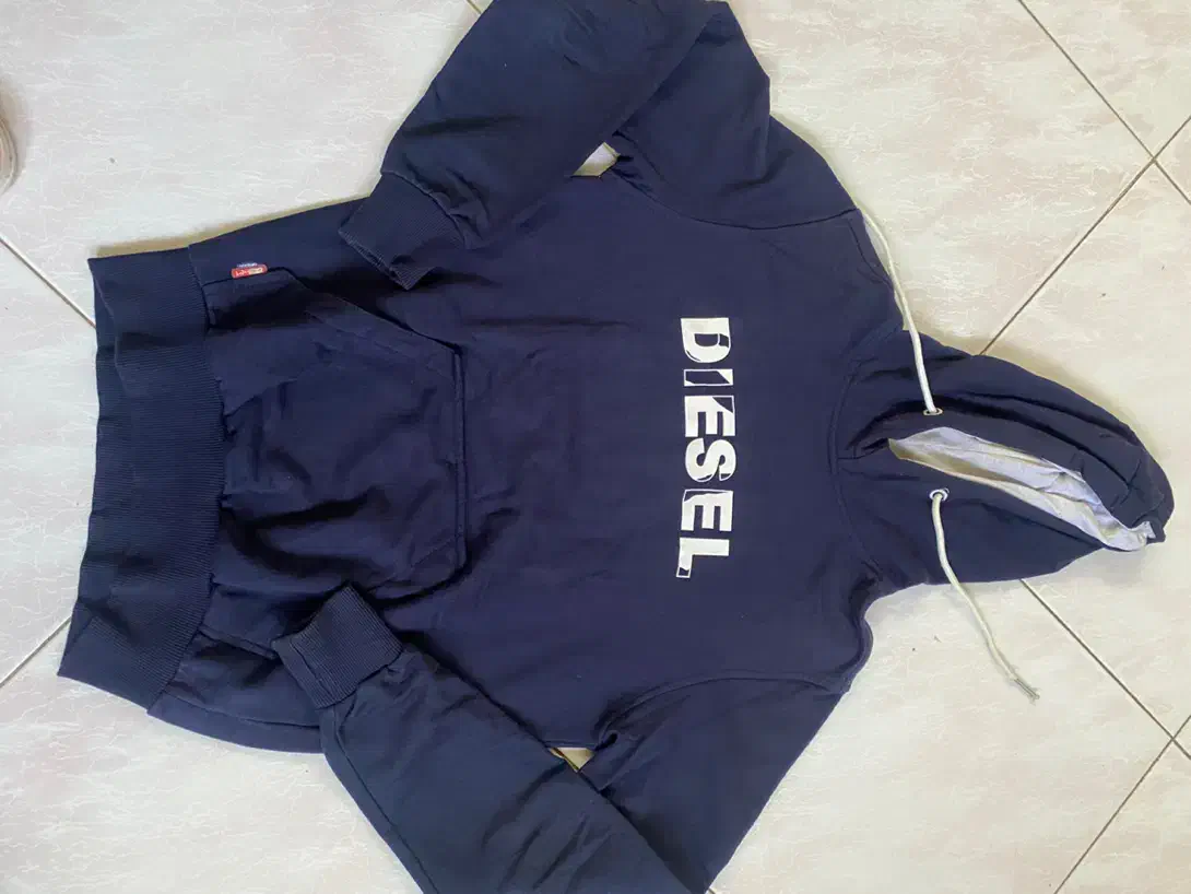 هودی وشلوار کتان|لباس|رشت, معلم|دیوار