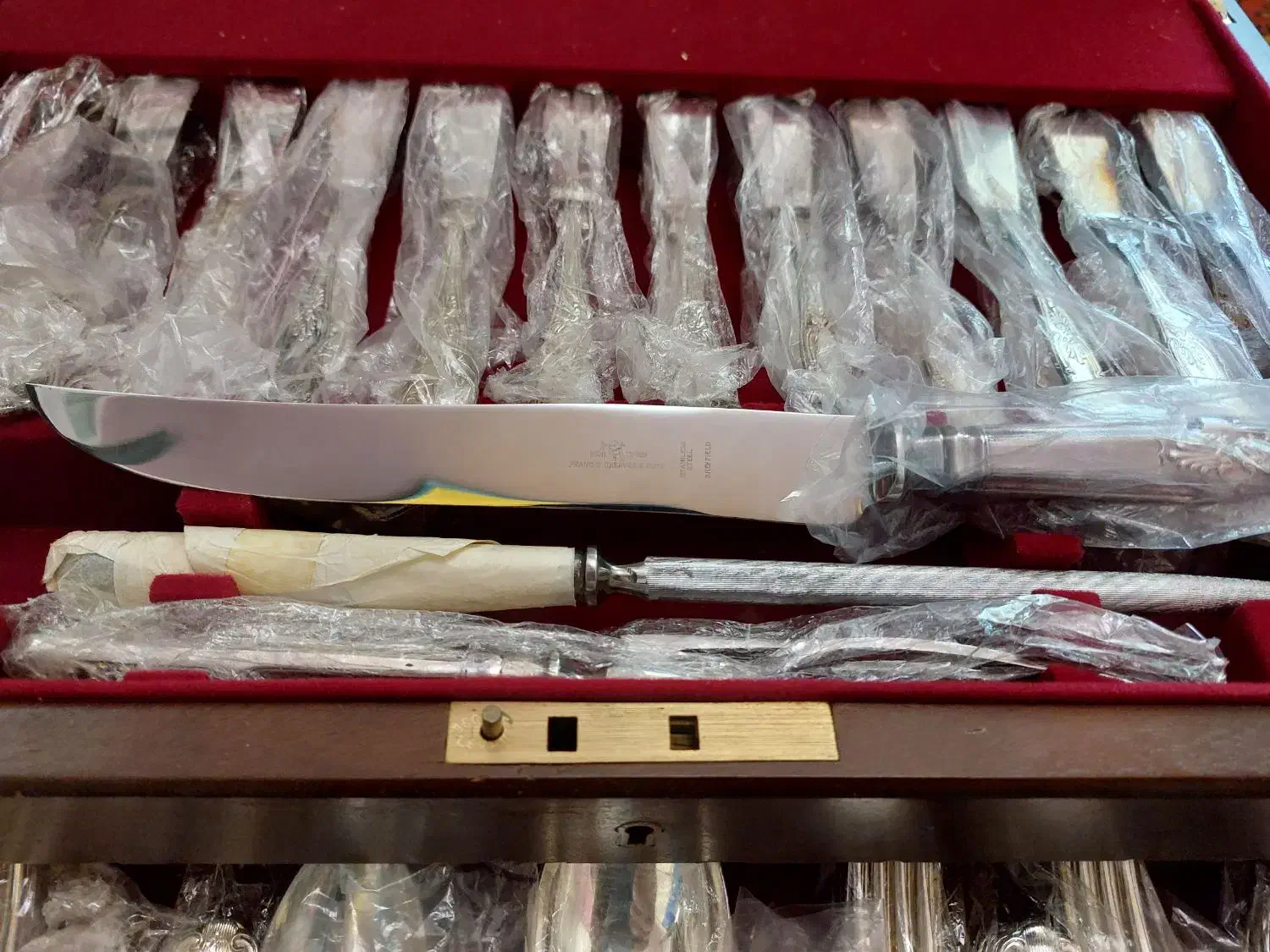 سرویس ۱۴۷تیکه کارد وچنگال انگلیسی سال ساخت ۱۹۷۸|ظروف سرو و پذیرایی|اصفهان, باغ زرشک|دیوار