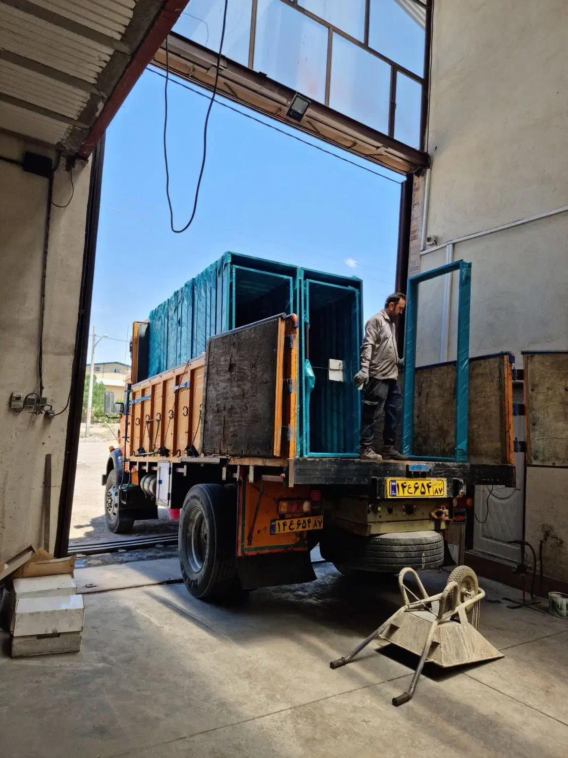 چهارچوب فلزی با رنگ کوره ای رو فقط از عظیم درب بخر|عمده‌فروشی|زنجان, |دیوار