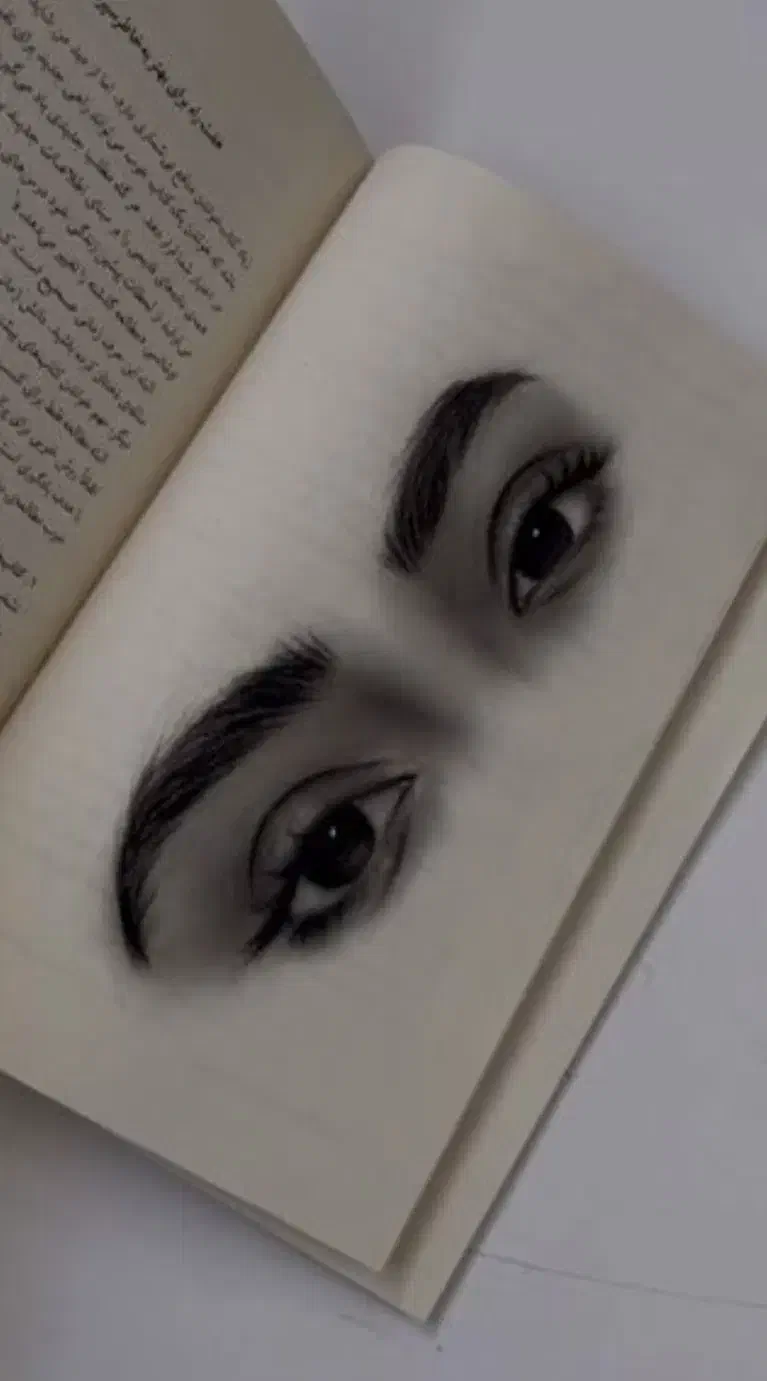 طراحی چشم پشت قاب گوشی و صفحه کتاب هدیه ای خاص|تابلو، نقاشی، عکس|دوگنبدان, |دیوار