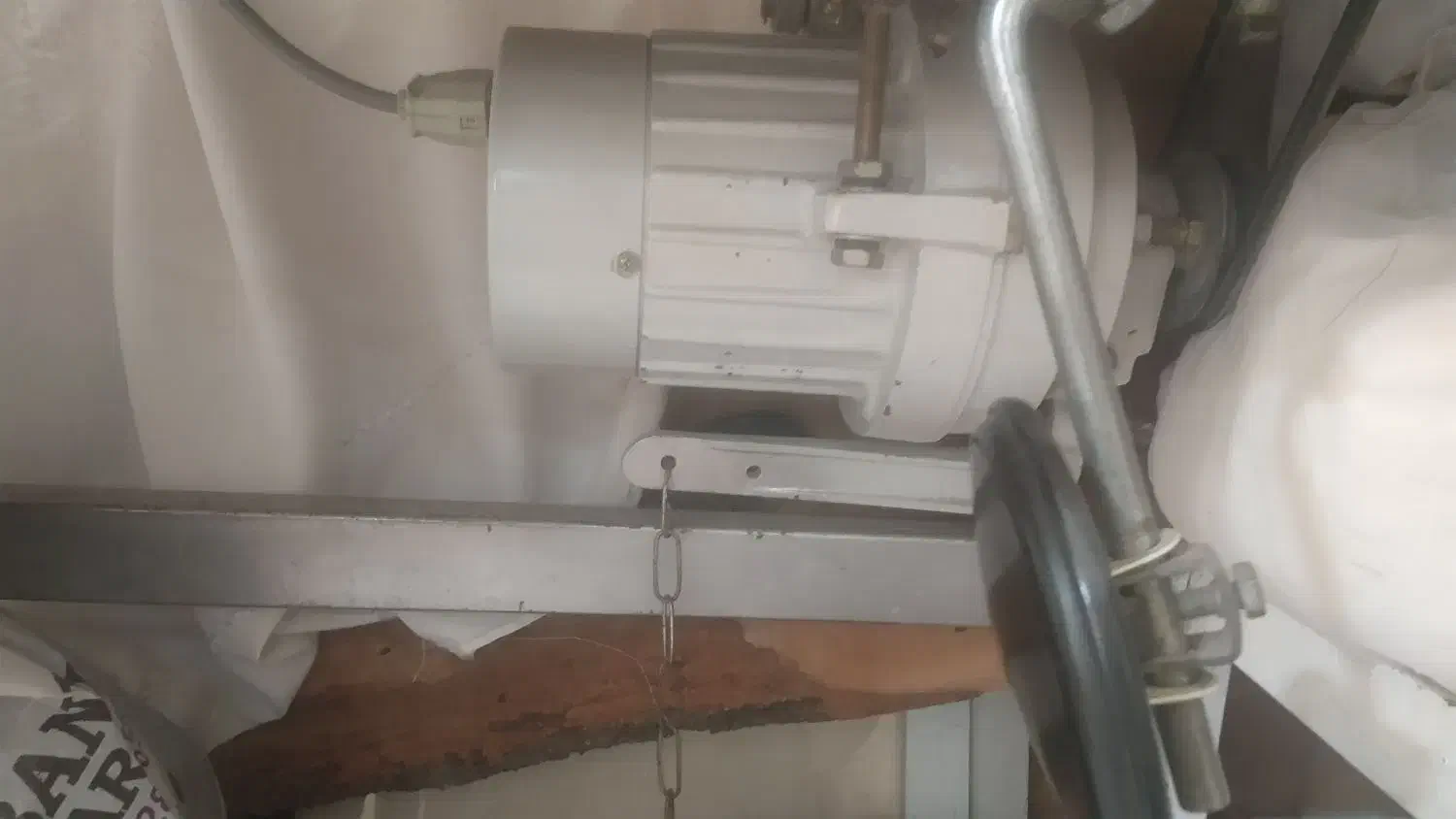 دوعدد چرخ صنعتی و یک عددسردوز سه نخ پروانه|چرخ خیاطی و ریسندگی|اسفراین, |دیوار