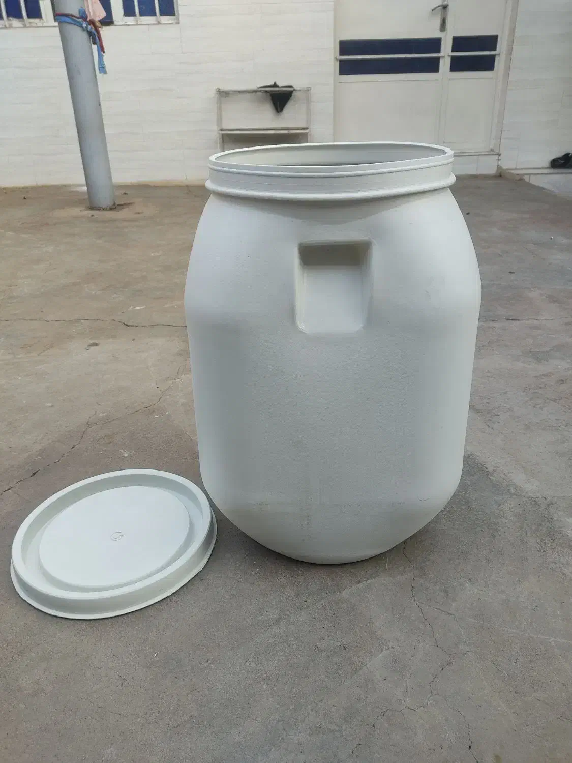 بشکه تمیز و نو|ظروف نگهدارنده، پلاستیکی، یکبارمصرف|مسجد سلیمان, |دیوار