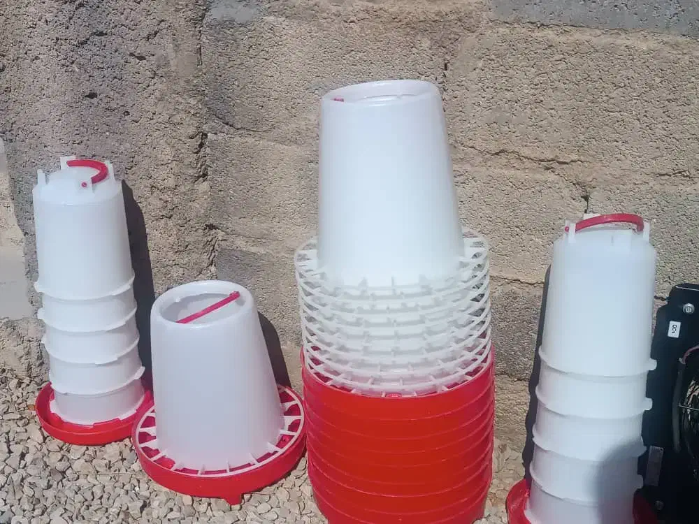 فروش یک فن و تعدادی آبخوری و دونخوری مرغ و پرنده|لوازم جانبی حیوانات|شیراز, بید زرد|دیوار