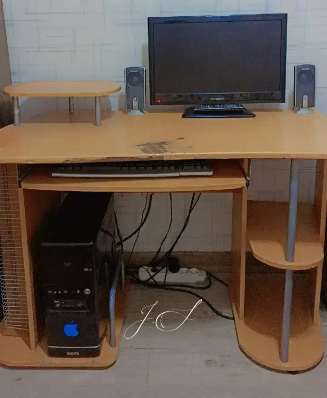 میز تحریر|میز تحریر و کامپیوتر|قره ضیاالدین, |دیوار