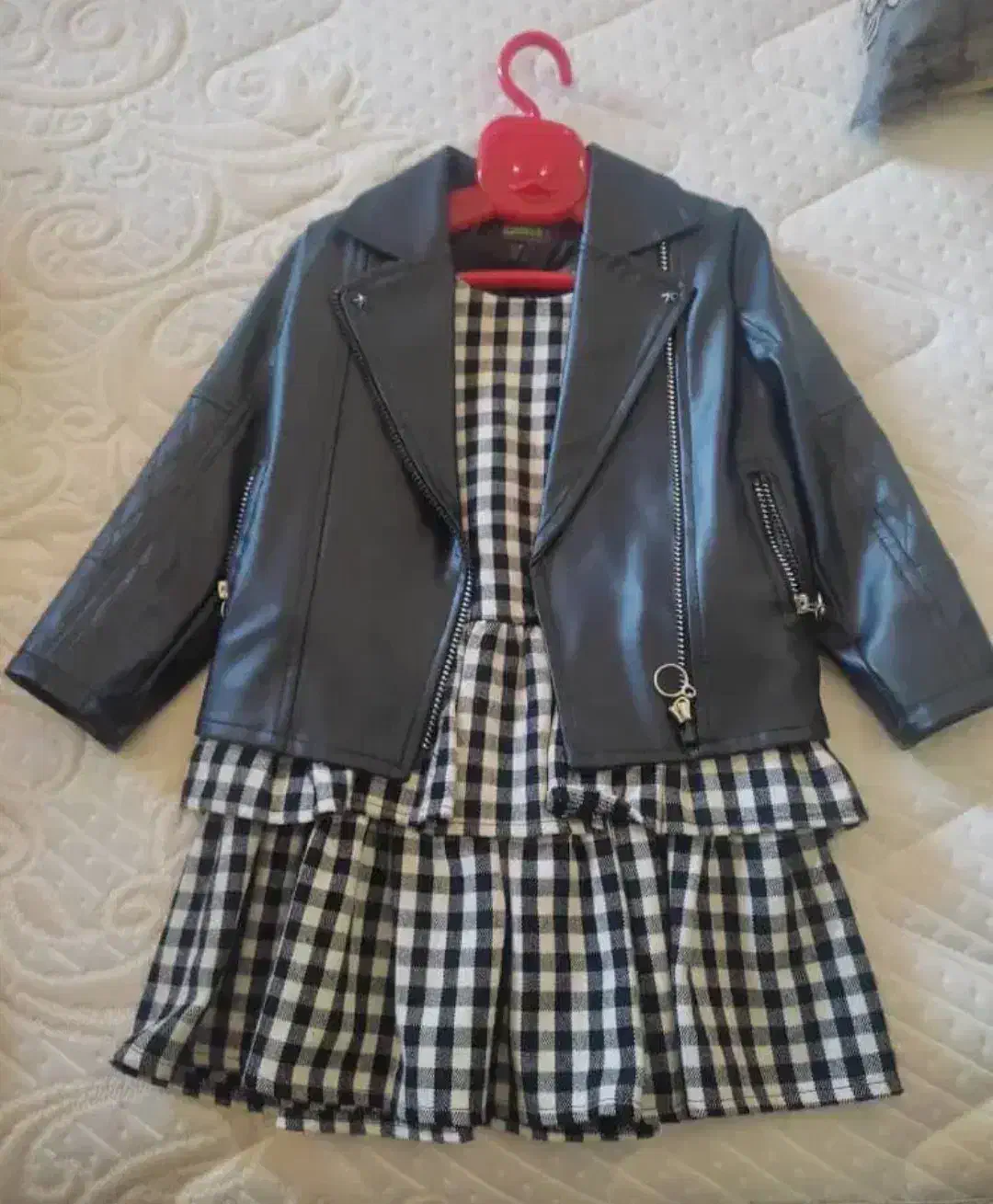 لباسهای دخترانه|کفش و لباس بچه|میانه, |دیوار