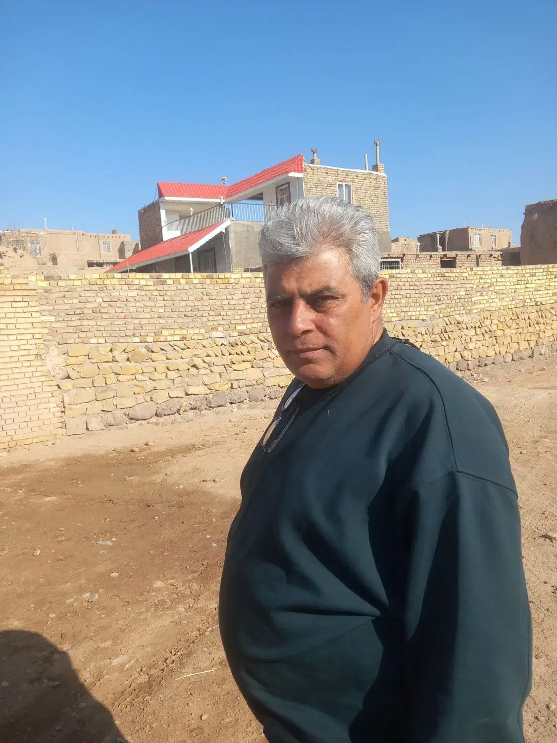 مدارک گم  شده به نام  غلامحسن افشنگ|اشیا|سرولایت, |دیوار