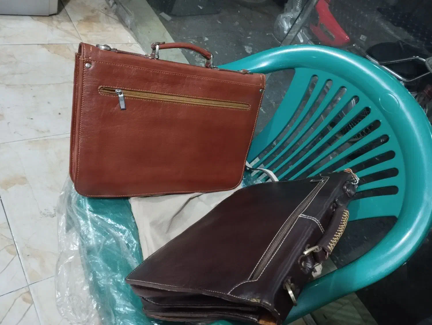 2 عدد کیف کهن چرم (نو) چرم طبیعی|کیف، کفش، کمربند|رشت, تازه آباد|دیوار