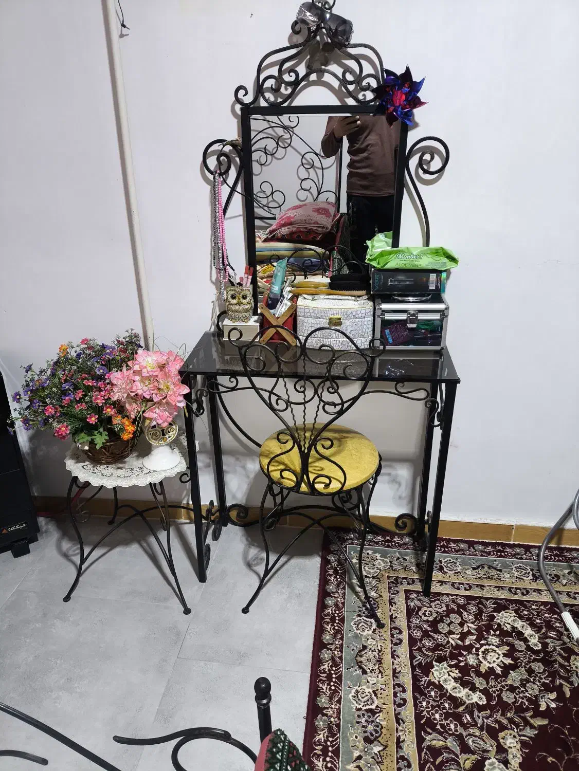 میز آرایش|آرایشگاه و سالن‌های زیبایی|رشت, کوی حسینی|دیوار