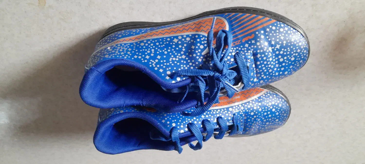 کفش ورزشی|کیف، کفش، کمربند|کومله, |دیوار