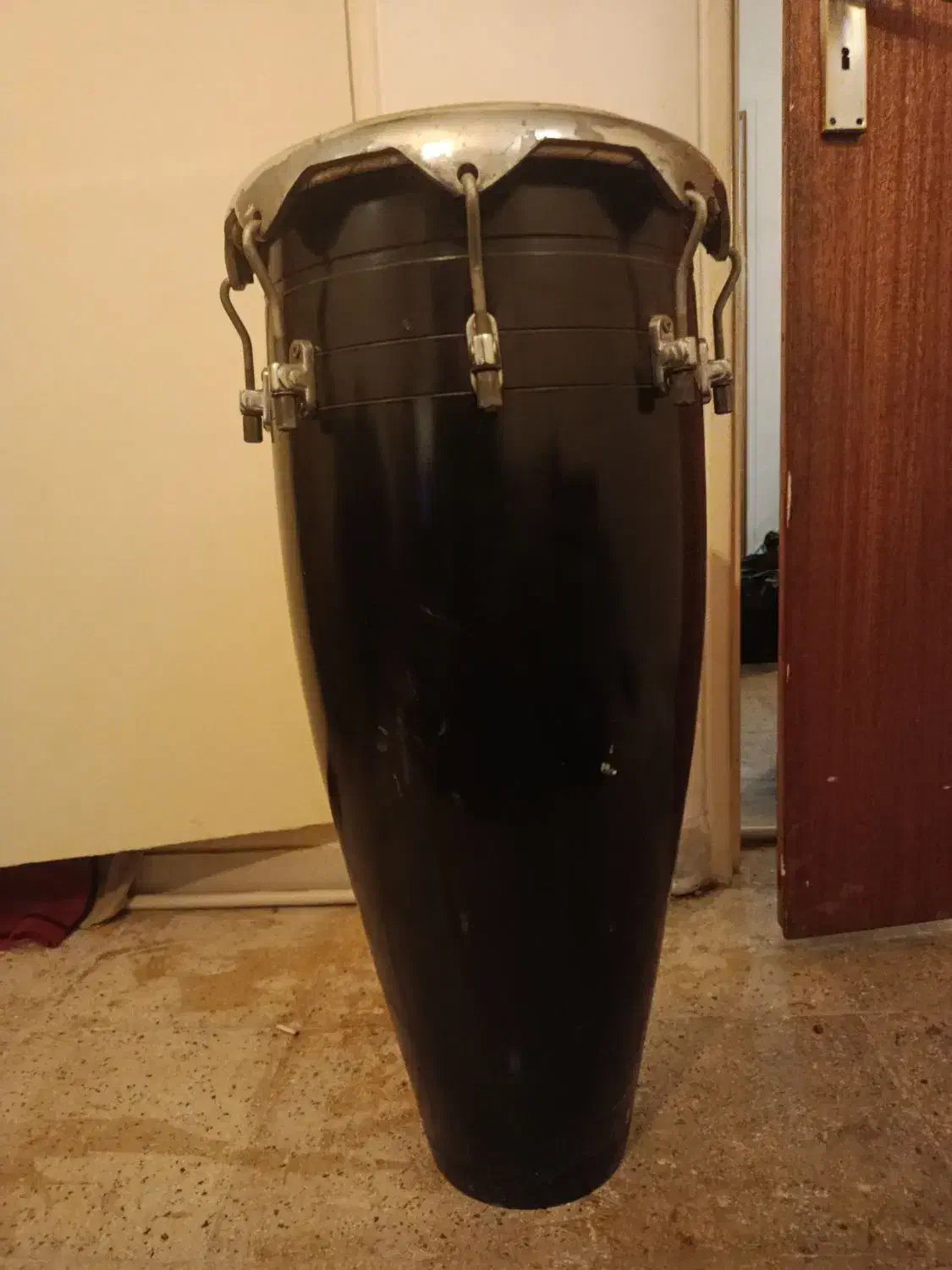 ست دو تکه کونگا|درام و پرکاشن|تهران, فلسطین (میدان انقلاب)|دیوار