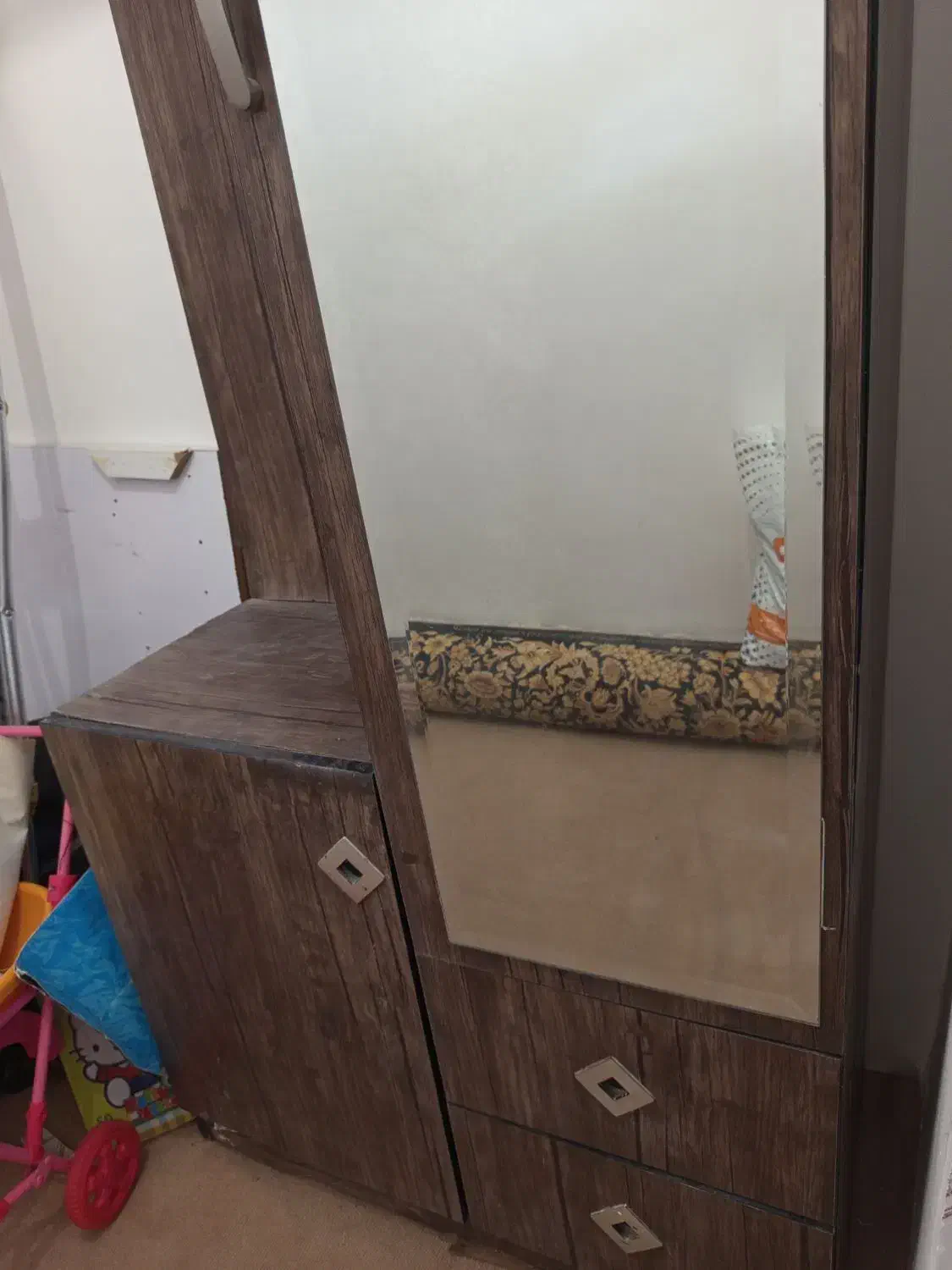 جا کفشی|جاکفشی، کمد، دراور|صحنه, |دیوار