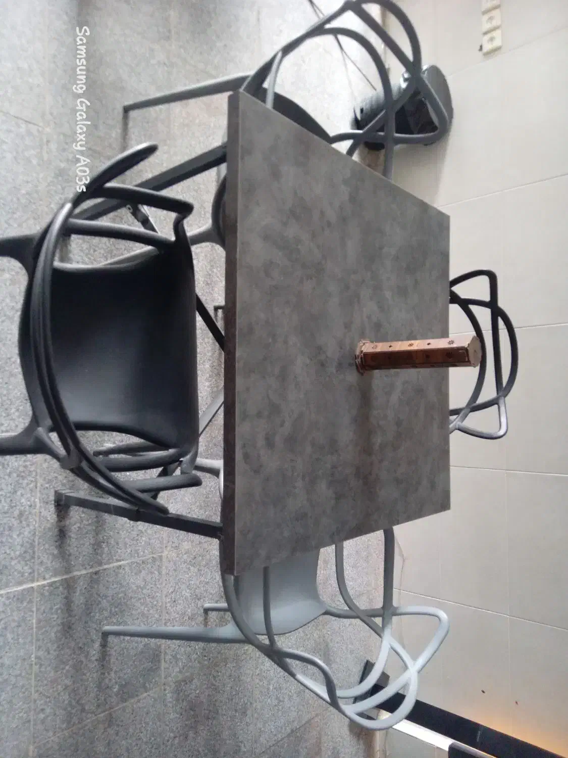 ۴ عدد صندلی نو و یک میز ام دی اف پایه فلزی|میز و صندلی غذاخوری|صدرا-فارس, فاز ۱|دیوار