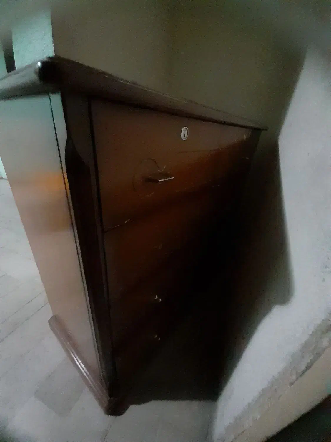 دو عدد میز|میز تحریر و کامپیوتر|خسروشاه, |دیوار