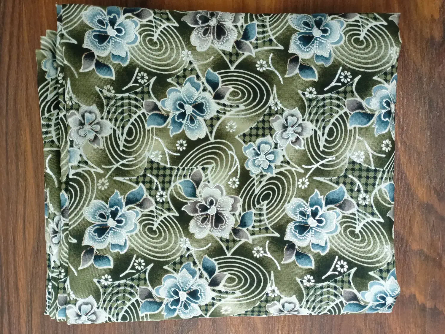 پارچه چادری طرح برجسته کادوی مناسب روز مادر|لباس|زنجان, |دیوار