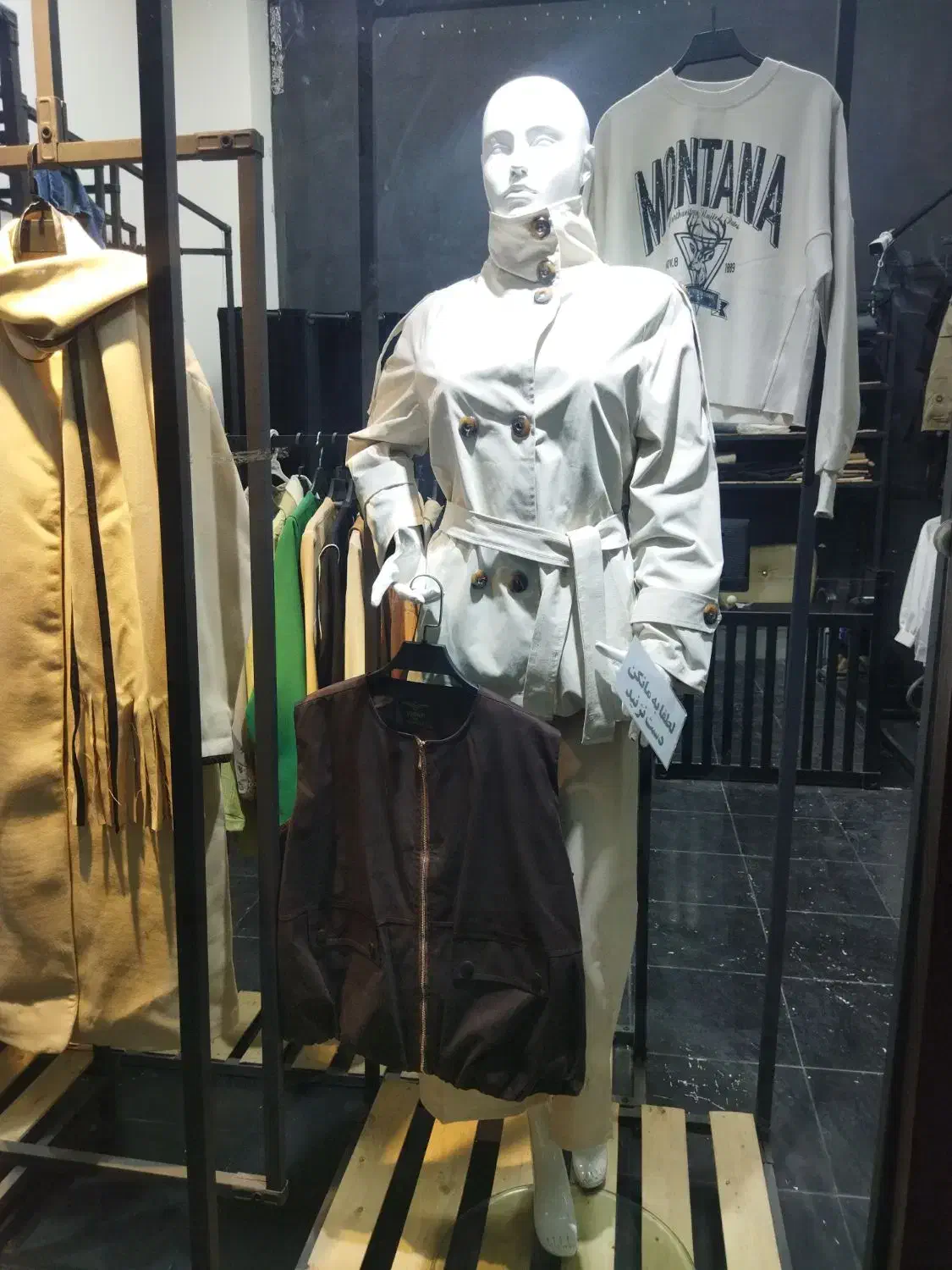 مانکن زن|فروشگاه و مغازه|اندیشه, اندیشه فاز ۴|دیوار