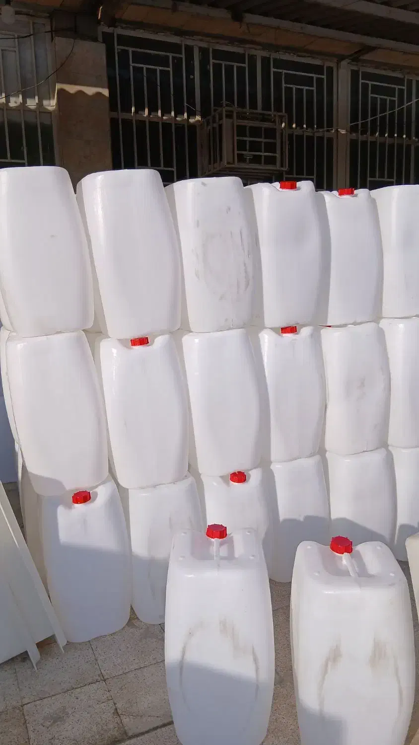 گالن ۷۰ لیتری سفید و آبی|ظروف نگهدارنده، پلاستیکی، یکبارمصرف|میناب, |دیوار