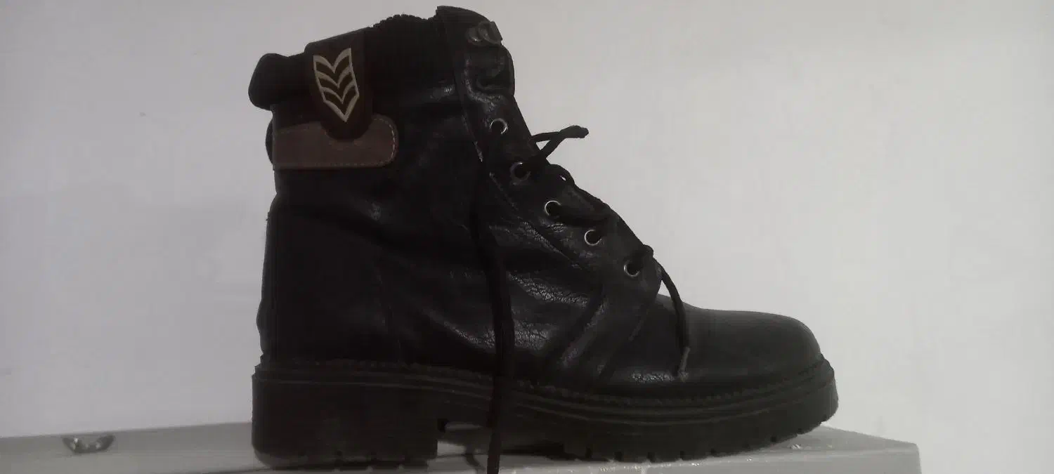 یک جفت کتانی و بوت دخترانه مشکی|کیف، کفش، کمربند|رشت, پیرکلاچای|دیوار