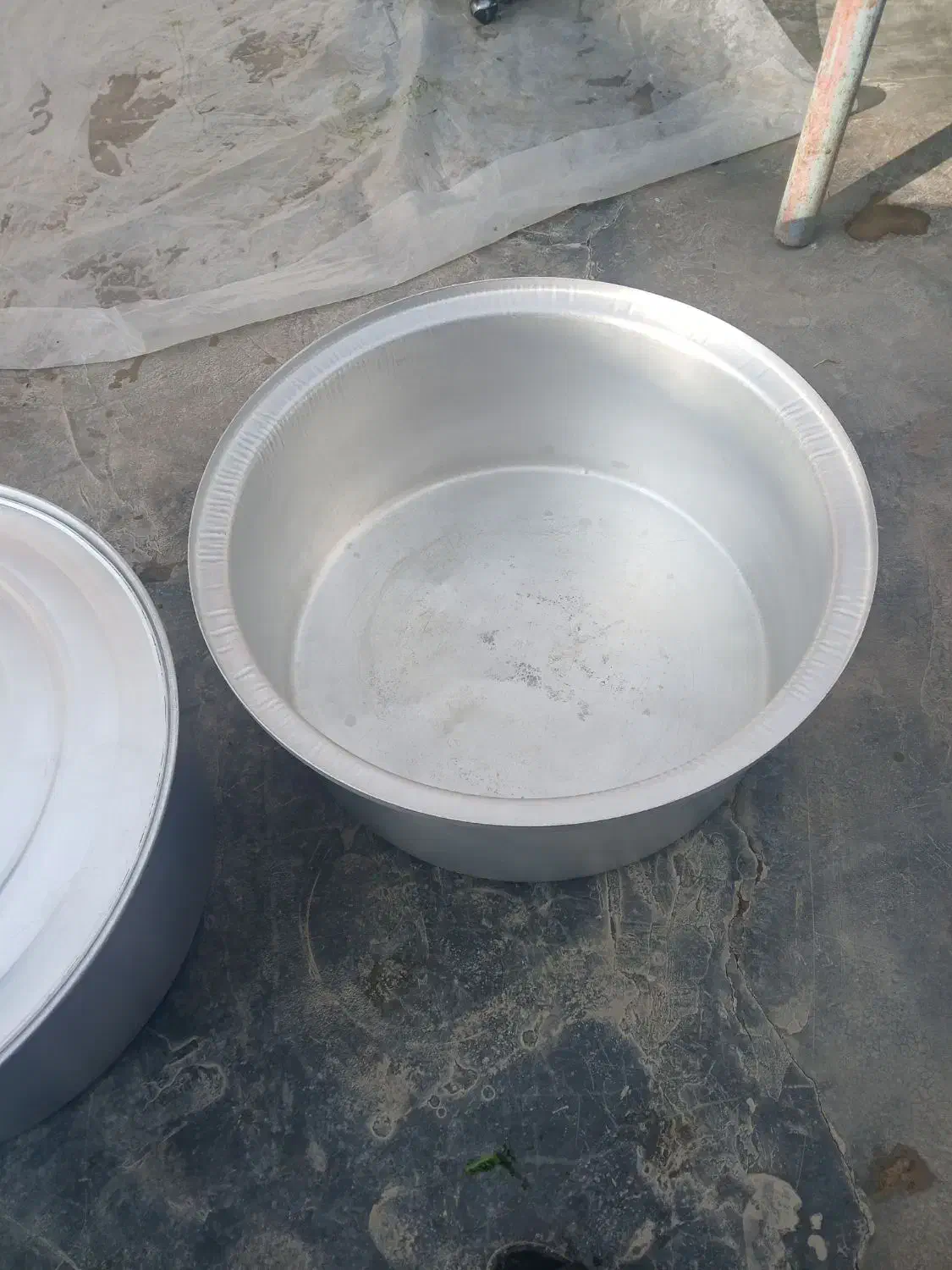 دوتا قابلمه|ظروف پخت‌وپز|مسجد سلیمان, |دیوار