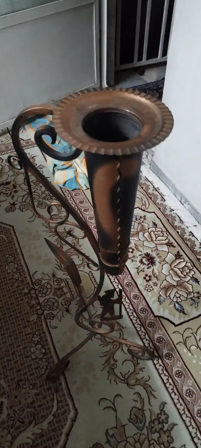 گلدان پایه بلند فلزی رنگ مسی بسیار زیبا|صنایع دستی و سایر لوازم تزئینی|قم, تولید دارو و یخچال|دیوار