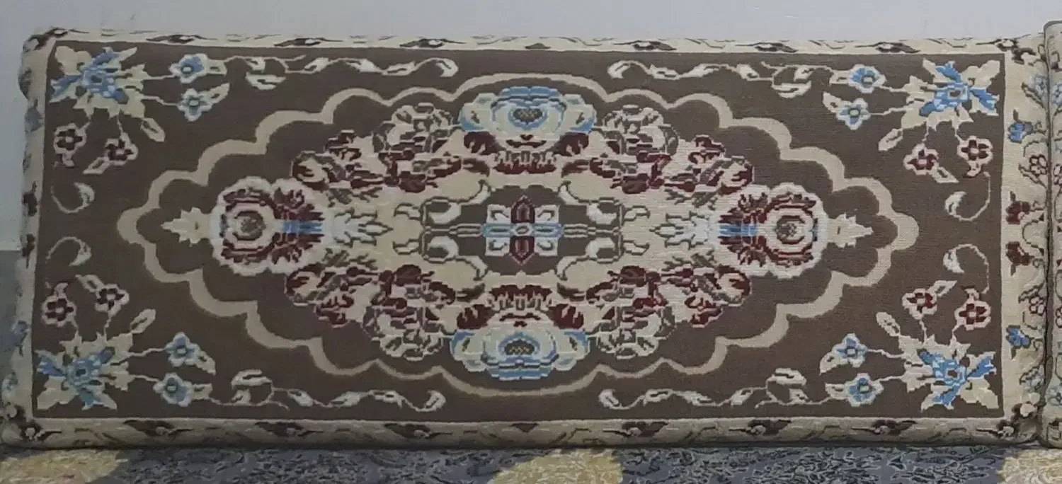 دوجفت پشتی گردویی و یک جفت پشتی قرمز  میز تلویزیون|پشتی|بیرجند, |دیوار